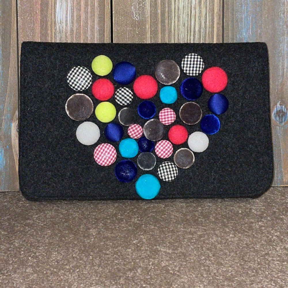 ❣️👛NWOT Shiraleah Heart Shaped Button Design Chicago Clutch Wool Handbag
